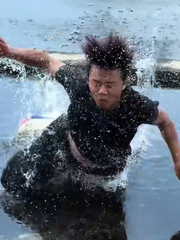 Thanh niên té sấp mặt vì thích thể hiện