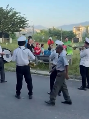 Chuẩn bị thổi nến sinh nhật thì hữu duyên gặp đội kèn đám tang