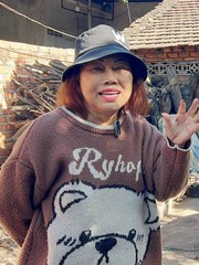 Cuộc sống của Siu Black khi về quê nuôi heo, bán đồ ăn