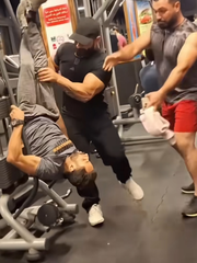 Đang tập tạ thì hoá 'Spider Man'