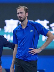 Medvedev bị loại ngay lập tức ở trận gặp Djokovic vì cú đánh bóng tai hại