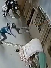 Viral khoảnh khắc thanh niên Ai Cập đỡ bé trai 5 tuổi rơi từ ban công