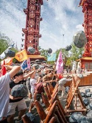 Khách du lịch 'xuyên không', nhập vai 'đánh trận' như thật