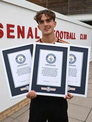 Sao trẻ Arsenal nhận một lúc 3 kỷ lục Guinness