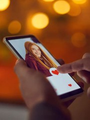 Dần rời app hẹn hò, người độc thân tìm bạn ở đâu?