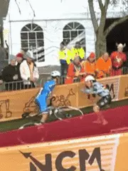 Bị loại vì xô đối thủ, nữ tay đua hoảng loạn đến… nhập viện