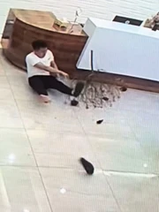 Thanh niên chán chẳng buồn nói vì liên tục gặp họa