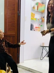 Bà nổi cáu vì bị cháu gái lém lỉnh trêu chọc