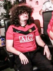 Khoảnh khắc 'suy sụp' của CĐV Man Utd 'viral' khi bị West Ham chọc thủng lưới