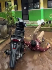 Thanh niên ngã giập mông vì nền sân trơn trượt