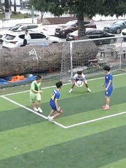 Cười sảng với pha bắt bóng vụng về của thủ môn