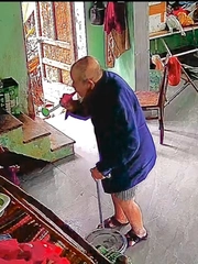 Cụ ông thổi kèn đồ chơi, mua vui cùng vợ lúc tuổi xế chiều