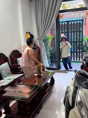 Con gái đóng giả shipper về ăn Tết để gây bất ngờ cho mẹ