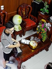 Thanh niên được mẹ và dì tập huấn chuẩn bị cho Tết đến nhà bạn gái