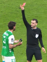 Cầu thủ ở Pháp gãy tay vì đấm tường sau khi nhận thẻ đỏ