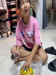 Bé gái đập muốn móp cả chày inox mà heo đất vẫn không vỡ