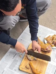 Chàng trai gặp khó khi bố vợ tương lai thử thách chặt gà luộc