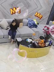 Con gái lo lắng hỏi thăm mẹ khi thấy chồng bát đổ