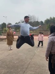 Ông chú trổ tài nhảy dây siêu đỉnh