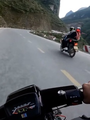 Quái xế phóng nhanh, vượt ẩu trên đèo nhận bài học nhớ đời