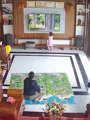 Mẹ chán không buồn nói khi con gái đầu năm 'mở bát' cái tivi mới