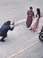 Hai cô gái hú hồn chim én khi nhờ 'ông chú' chụp hình