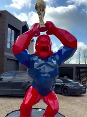 Sao tuyển Pháp dựng tượng khỉ đột cầm cúp World Cup trước nhà