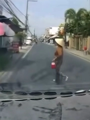 Tài xế bực bội với thái độ 'khinh khỉnh' của người phụ nữ sang đường