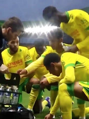 Thủ môn vờ chấn thương để đồng đội ‘dùng bữa’ trong tháng Ramadan