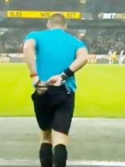 Trọng tài Ngoại hạng Anh bị nghi dừng trận đấu để đi vệ sinh