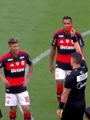 Cầu thủ phạm lỗi ở hiệp 1 đến hiệp 2 mới bị đuổi ở Siêu cúp Brazil