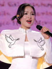 Hát nhép, hát đè: Sân khấu Việt đang nghe gì vậy, mà micro để làm cảnh?