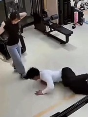 Thanh niên vấp ngã nhanh trí chữa cháy bằng cách hít đất