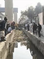 Báo tin giả có người rơi cống để gọi chính quyền đến… dọn rác