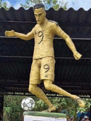 Tượng vinh danh Radamel Falcao gây tranh cãi vì kém thẩm mỹ