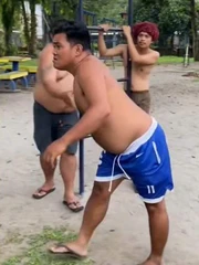 Chàng trai tấu hài bắt chước thanh niên bụng 6 múi trên mạng