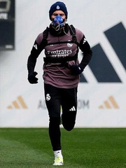 Lý do cầu thủ Real Madrid đeo mặt nạ khi tập luyện