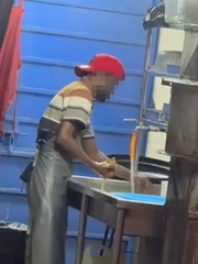 Bị phát hiện tái chế thức ăn thừa, nhân viên bảo 'không sao đâu'