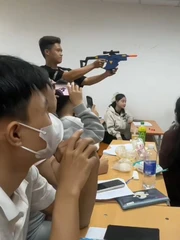 Nam sinh khiến cả lớp vỡ òa với pha 'ghi bàn' siêu đỉnh