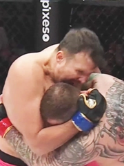 Tay đấm MMA cắn tai đối thủ, rời lồng bát giác trong 'mưa ghế'