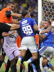 Trận đấu ở Brazil có nhiều thẻ đỏ hơn số cầu thủ đá trên sân