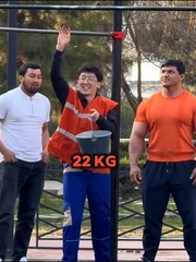 Chàng trai giả vờ yếu đuối khiến người đi đường đứng hình vì quá khỏe