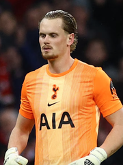 Tottenham thay thủ môn phút 17 sau hai sai lầm nghiêm trọng