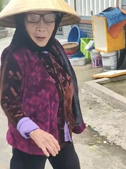 Thanh niên đùa nhây khiến cụ bà hoang mang cực hài