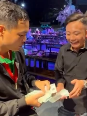 Trúng 9 tờ vé số giải đặc biệt, nam nhân viên ở Tây Ninh tặng mỗi đồng nghiệp 10 triệu đồng