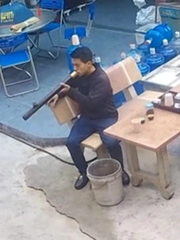 Thanh niên say thuốc lào, ngồi ngã cắm đầu vào thùng rác