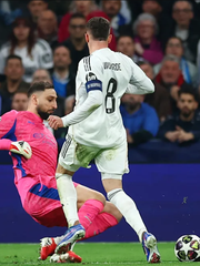 Thủ môn Donnarumma ‘quên’ dùng tay, Man City nhận bàn thua khó tin trước Real Madrid