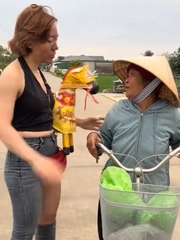 Cô gái giả làm 'thánh' xuống bắt người, gặp cụ bà xin theo vì đời quá khổ