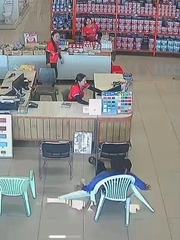 Chàng trai ngồi gãy nát ghế