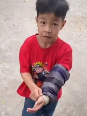 Mẹ cạn lời với cách mặc áo khoác độc lạ của con trai